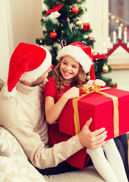 Gülümseyen baba ve kız hediye kutusu açma — Stok fotoğraf