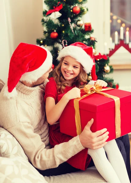 Souriant père et fille ouverture boîte cadeau — Photo