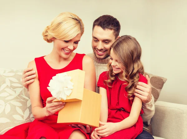 Lycklig familj öppna presentförpackning — Stockfoto