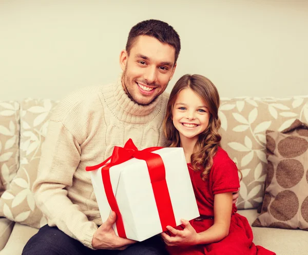 Sorrindo pai e filha segurando caixa de presente — Fotografia de Stock