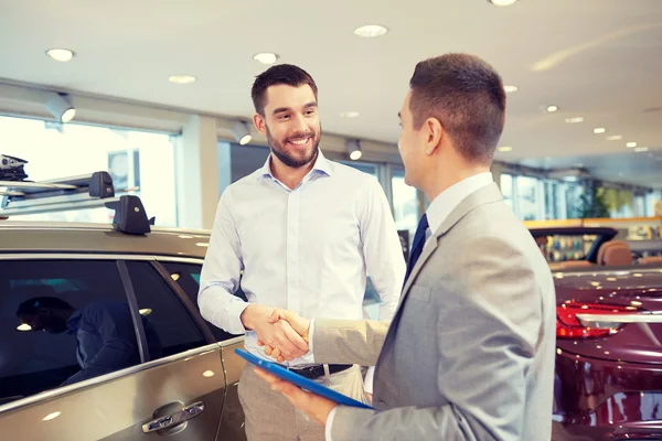 Hombre feliz estrechando la mano en auto show o salón —  Fotos de Stock