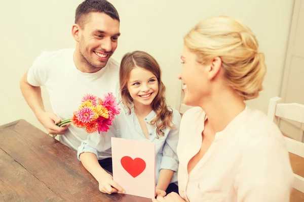 Gelukkige familie vieren Moederdag — Stockfoto