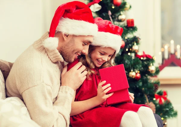 Sonriente padre e hija abriendo caja de regalo — Foto de Stock