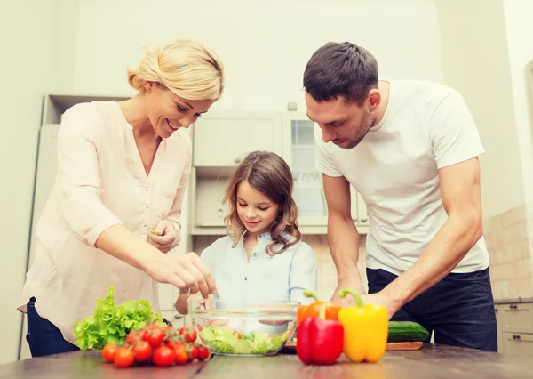 Maken van het diner in keuken en gelukkige familie — Stockfoto