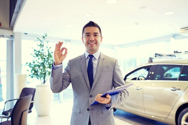 Homem feliz no auto show ou salão de beleza do carro — Fotografia de Stock