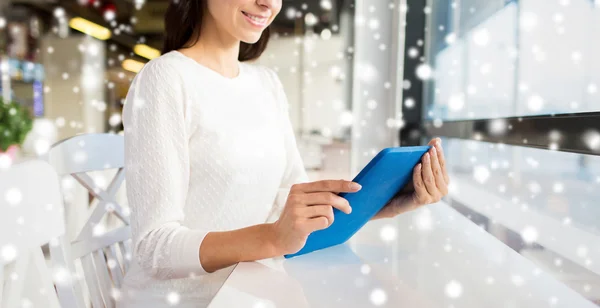 Close up of woman with tablet pc at cafe — Stock Photo, Image