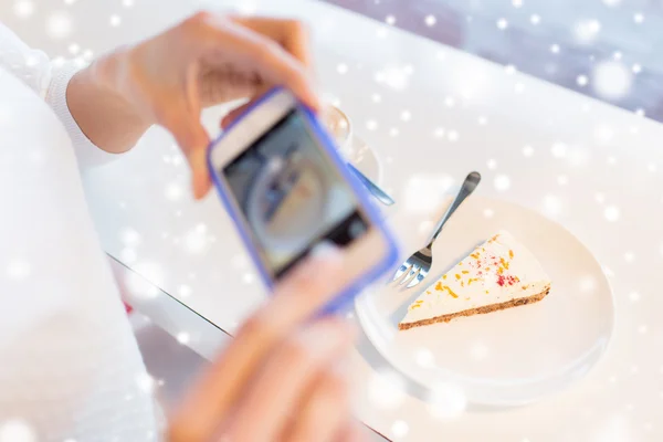 Mãos de mulher com smartphone tirando foto de comida — Fotografia de Stock