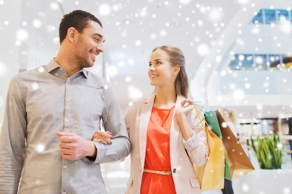 Felice giovane coppia con shopping bags nel centro commerciale — Foto Stock