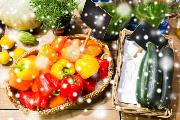 Vegetables in baskets with nameplates at market — Stock Photo, Image