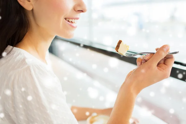 Kafe veya ev pasta yemeye kadının yakın çekim — Stok fotoğraf