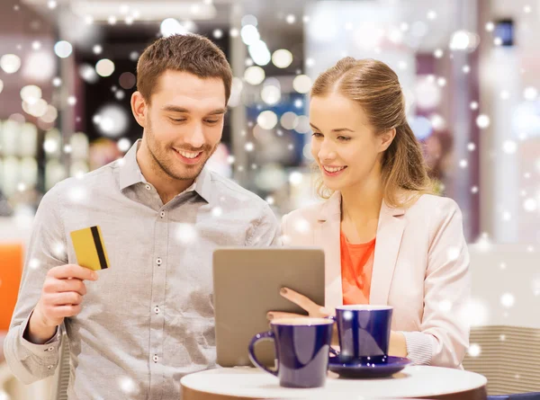 Couple avec tablette PC et carte de crédit dans le centre commercial — Photo