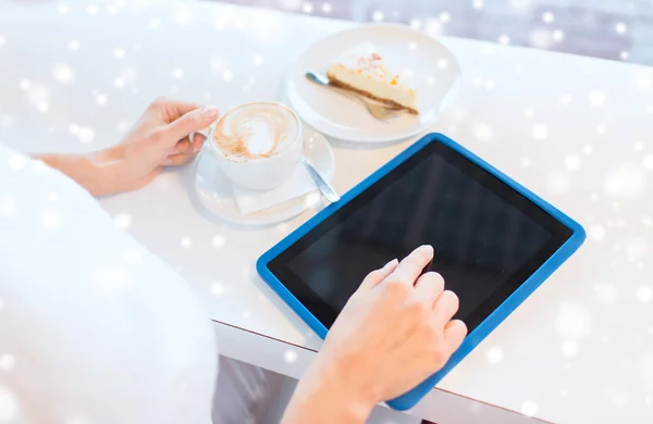 Primer plano de la mujer con la tableta pc beber café —  Fotos de Stock