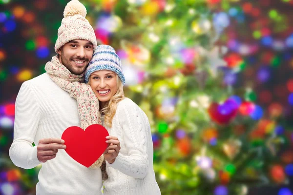 Lachende paar in winterkleren met rode harten — Stockfoto