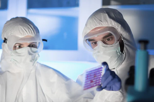 Primer plano de los científicos que hacen la prueba en el laboratorio químico — Foto de Stock