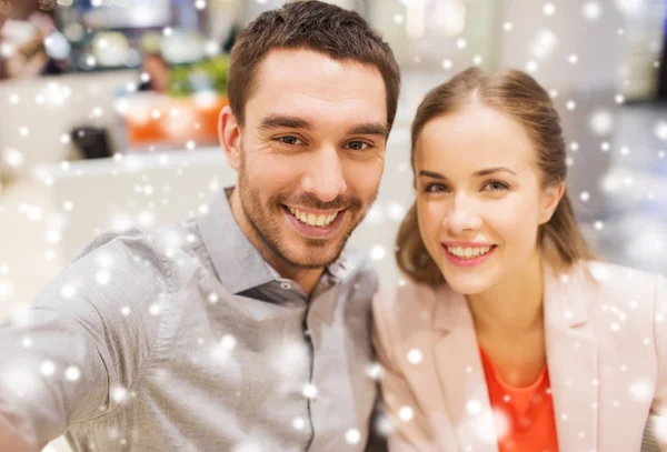 Heureux couple prendre selfie dans le centre commercial ou bureau — Photo