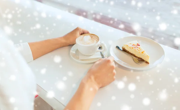 Закрыть руки женщины тортом и кофе — стоковое фото