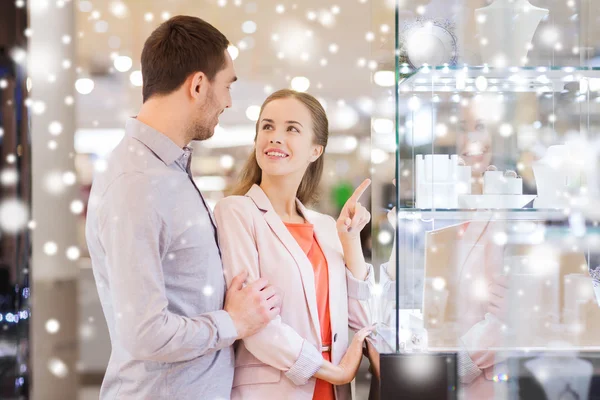 Paar op zoek om te winkelen venster bij juwelier — Stockfoto