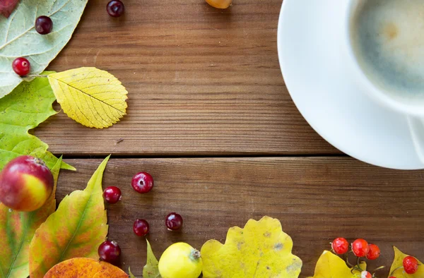 Φλιτζάνι καφέ στο τραπέζι με το φθινόπωρο τα φύλλα σε κοντινό πλάνο — Φωτογραφία Αρχείου