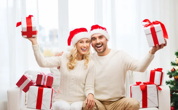 Feliz pareja en casa con cajas de regalo de Navidad —  Fotos de Stock