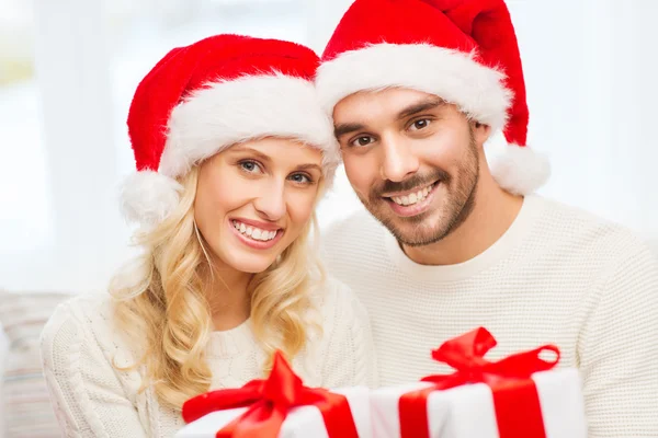 Casal feliz em casa com caixas de presente de Natal — Fotografia de Stock