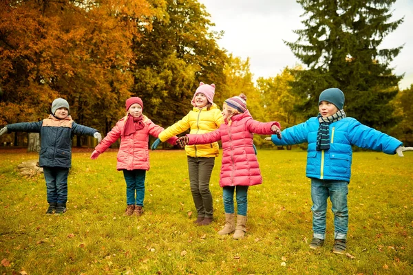 Fröhliche kleine Kinder, die draußen rennen und spielen — Stockfoto