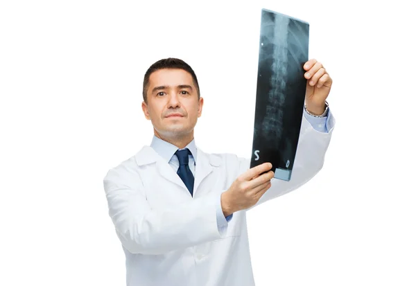 Male doctor in white coat holding x-ray — Stockfoto