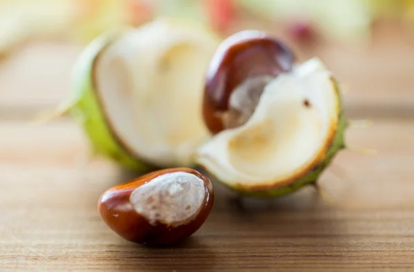 Close-up de castanha na mesa de madeira — Fotografia de Stock