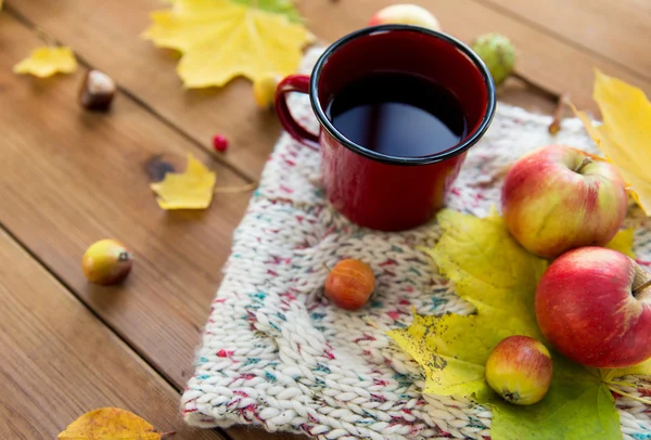 Primer plano de la taza de té en la mesa con hojas de otoño — Foto de Stock