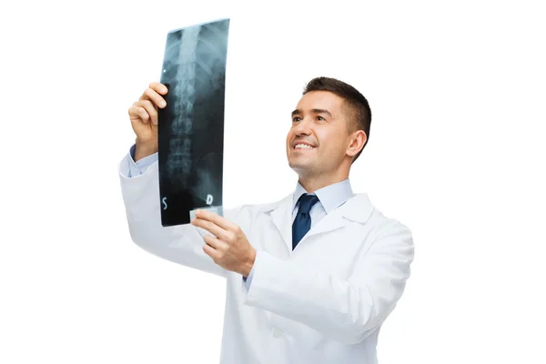 Sorridente médico masculino em casaco branco olhando para raio-x — Fotografia de Stock