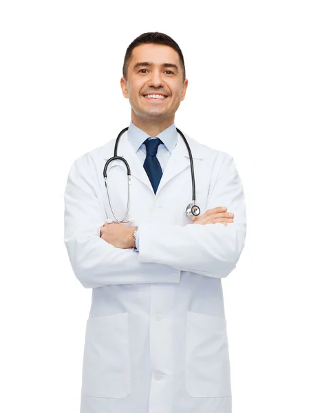 Sorridente médico masculino em casaco branco — Fotografia de Stock