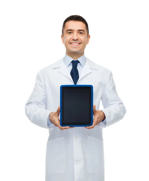 Sorridente medico maschio con tablet pc — Foto Stock