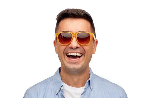 Tvář, usmívající se muž v košili a sluneční brýle — Stock fotografie