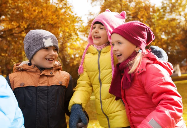 Groupe d'enfants heureux dans le parc d'automne — Photo