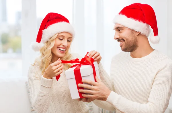 Ευτυχισμένο ζευγάρι στο σπίτι με το πλαίσιο δώρο Χριστουγέννων — Φωτογραφία Αρχείου