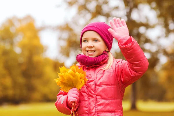 Joyeux beau portrait de petite fille en plein air — Photo