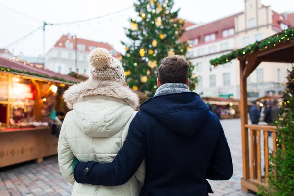 Gros plan du couple dans la vieille ville à Noël — Photo