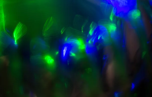 Blaugrüne Nachtlichter bokeh über dunklem Hintergrund — Stockfoto