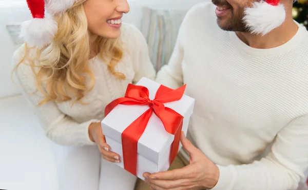 Gros plan du couple avec cadeau de Noël à la maison — Photo