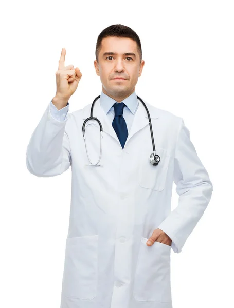 Homme médecin en manteau blanc pointant doigt vers le haut — Photo