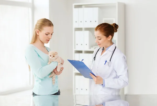 Woman with cat and doctor at vet clinic — Φωτογραφία Αρχείου