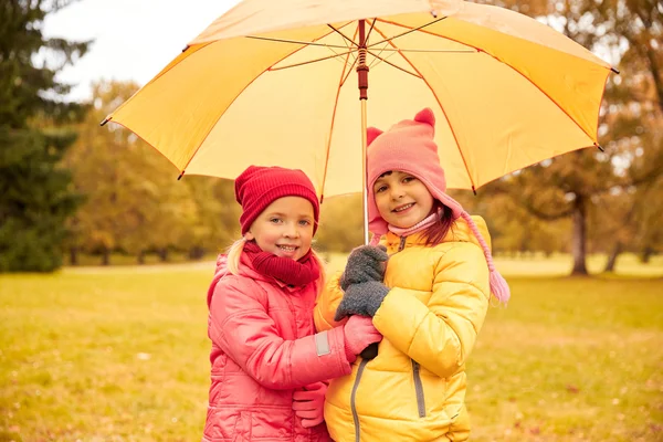 Szczęśliwy dziewczynki z parasolem w jesienny park — Zdjęcie stockowe