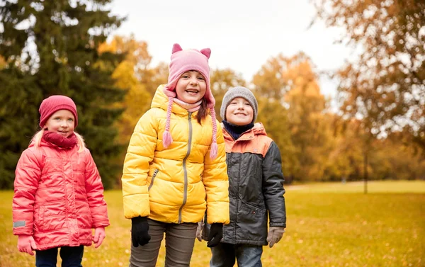 Gruppo di bambini felici nel parco autunnale — Foto Stock