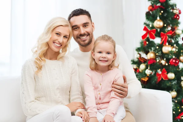 Lycklig familj hemma med julgran — Stockfoto