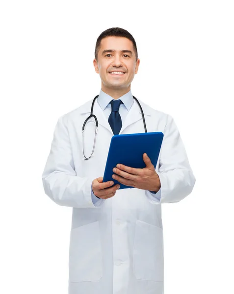 Lächelnder Arzt im weißen Kittel mit Tablet-PC lizenzfreie Stockfotos