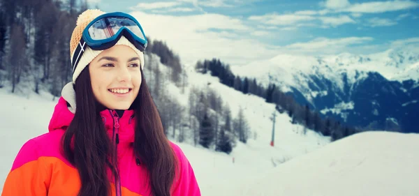 Feliz joven mujer en gafas de esquí sobre las montañas — Foto de Stock