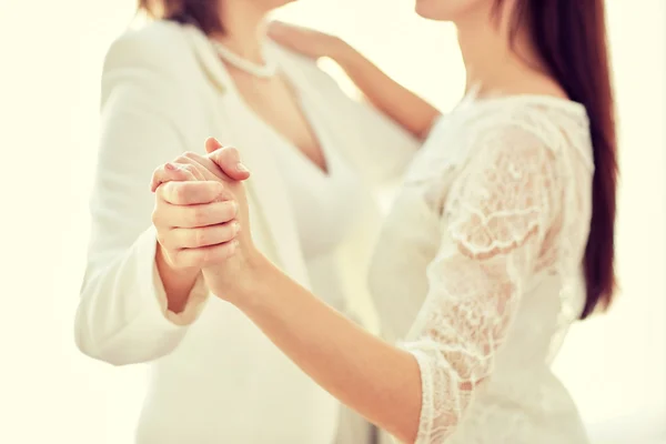 Primer plano de feliz casado lesbianas pareja bailando — Foto de Stock