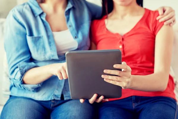 Nahaufnahme von lesbischem Paar mit Tablet-PC zu Hause — Stockfoto