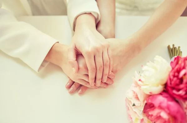 Zblízka šťastný ženatý lesbický pár ruce — Stock fotografie