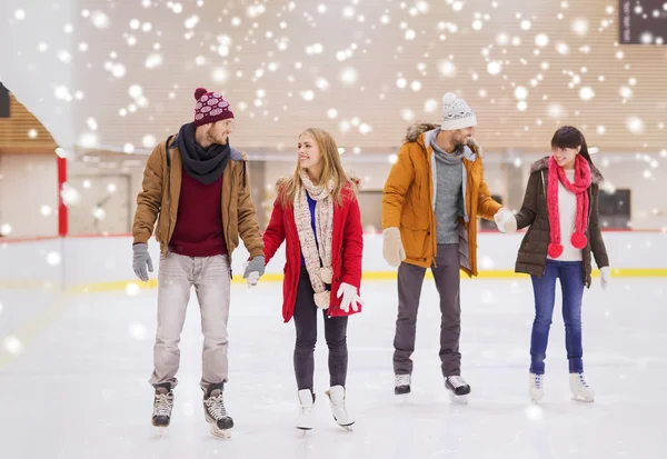 Amigos felices en pista de patinaje —  Fotos de Stock