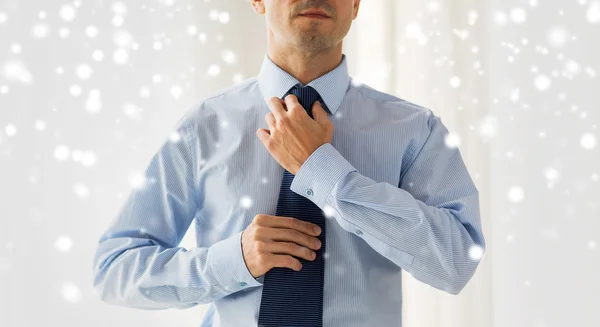 Primer plano del hombre en camisa ajustando corbata en el cuello —  Fotos de Stock